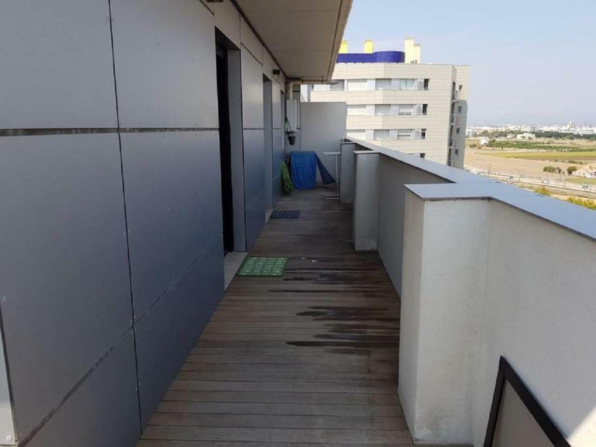 Lovely 2 Bedroom Terrace Wifi Parking Ac Heating Attic Valencia Eksteriør billede